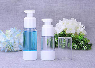 La varietà colora le bottiglie cosmetiche bianche blu della pompa della lozione di rosa senz'aria delle bottiglie
