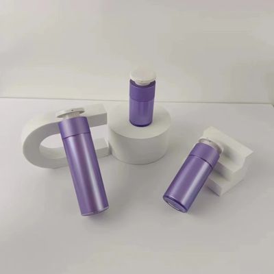 Bottiglia per distributori cosmetici di plastica viola con pompa di pressione bianca