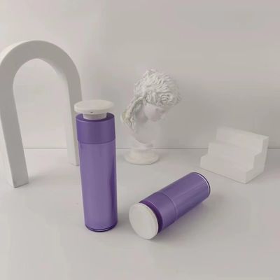 Bottiglia per distributori cosmetici di plastica viola con pompa di pressione bianca