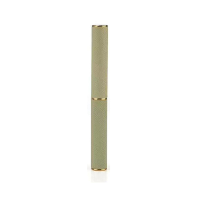 Tubo di rossetto di pelle sottile con diversi colori e pelle che sembra di fascia alta