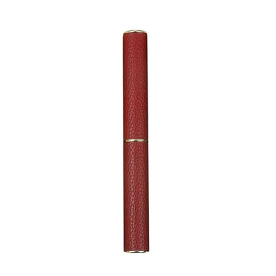 Tubo di rossetto di pelle sottile con diversi colori e pelle che sembra di fascia alta