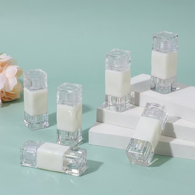 Tubo di rossetto per la bocca rotonda vuota su misura 4g con chiusura a vite di sigillo di gomma Tubo di balsamo per la bocca di plastica per imballaggi per contenitori cosmetici