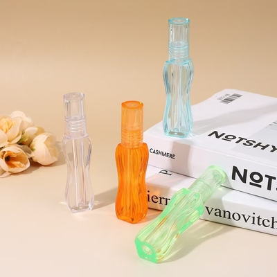Fabbrica 4g tubo di rossetto a bocca rotonda vuota con chiusura a vite di sigillo di gomma tubo di balsamo labiale di plastica per imballaggi per contenitori cosmetici