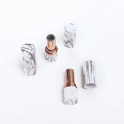 Tubo di lucido per labbra nero con logo personalizzato con chiusura del tappo a vite Scatola nera