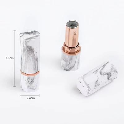 Tubo di lucido per labbra nero con logo personalizzato con chiusura del tappo a vite Scatola nera