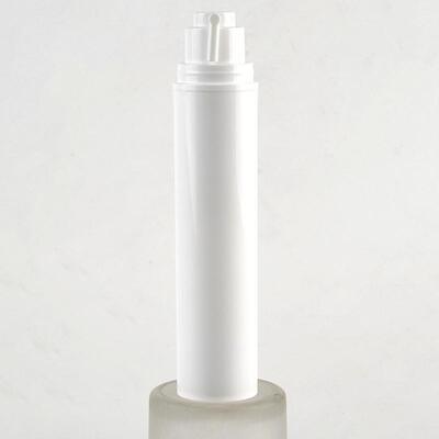 Flacone cosmetico bianco airless con pompa per crema, lozione e siero per la cura della pelle