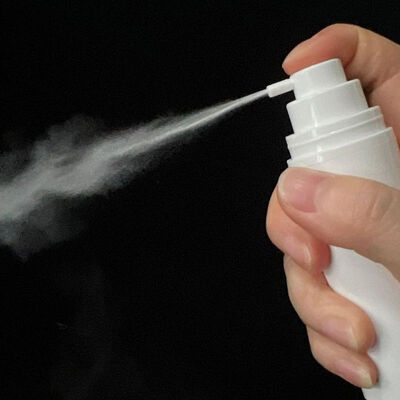 Flacone cosmetico bianco airless con pompa per crema, lozione e siero per la cura della pelle