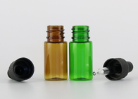 Le piccole bottiglie di olio essenziale vuote di vetro lisciano la superficie con il contagoccia di plastica